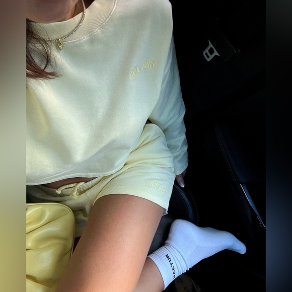 Cropped Sweatshirt and shorts set. Yellow. Size M. Mellow yellow. - Picture 4 of 6